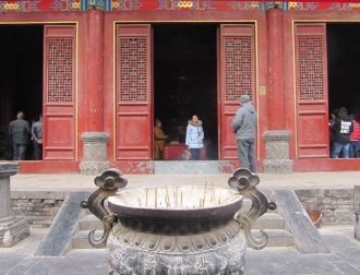 Перед храмом - курительница для благовон