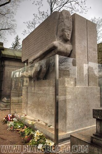 Могила Оскара Уайлда. Он был похоронен в