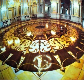 Дворец оформлен старинной мебелью, воссо