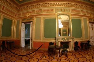 Залы украшены натуральной позолотой