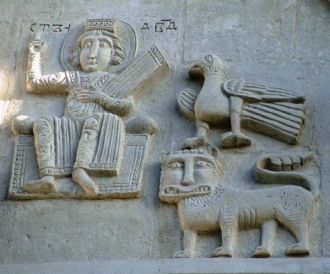 Стены храма украшены белокаменной резьбо