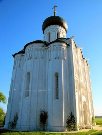 Аскетический облик церкви Покрова на Нер