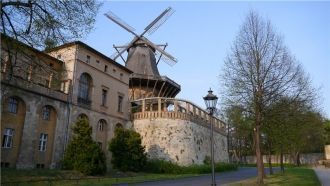 Недалеко от дворца находится мельница. С