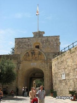 Ранее рядом проходил крепостной ров, вык