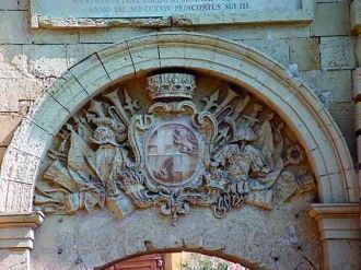 Геральдический рельеф над воротами Мдины