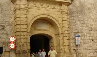 Все туристы попадают в Мдину через Город