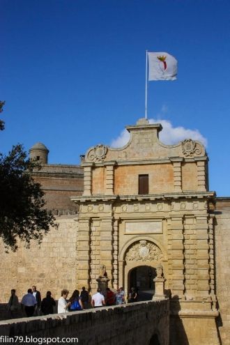 Ворота украшены двумя гербами, первый пр