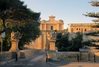 С внутренней стороны ворот установлены с