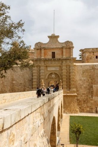 Попасть на территорию Мдины можно через 