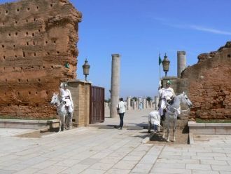 Здесь расположены: дворец правосудия Мах