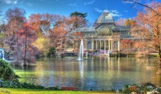 В парке есть пруд, хрустальный дворец и 