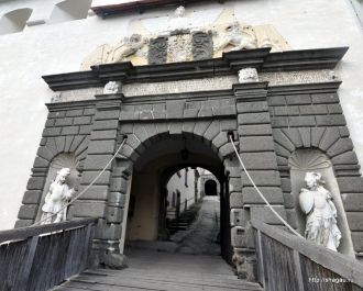 Въездные ворота в Замок