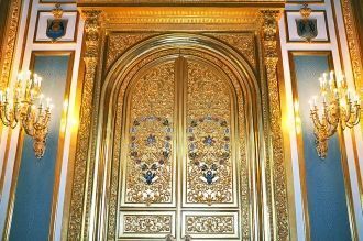 Резные массивные двери украшены орденски