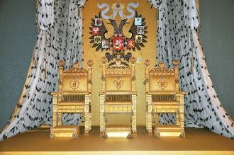 В его восточной стороне возвышаются три 