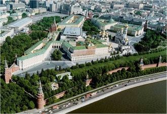 Его фасад обращен в сторону Москвы-реки 