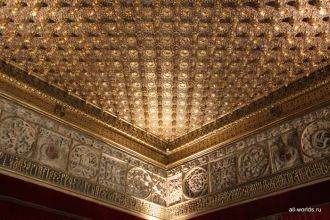 Потолок в зале Шишек.