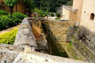 Замок Алькасар окружен каменными рвами.