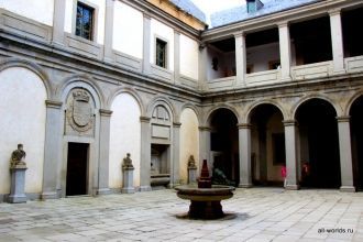 Внутренний дворик замка Алькасар с фонта