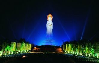 Вид на статую Гуаньинь ночью.