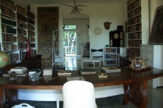 Письменный стол Хемингуэя в кабинете.