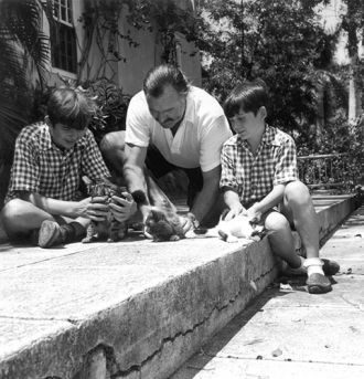 С сыновьями в «Финка Вихия», 1946 год