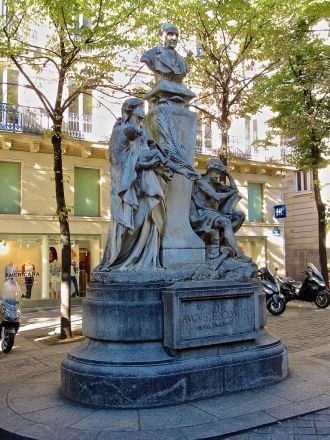 Памятник французскому философу Огюст Кон