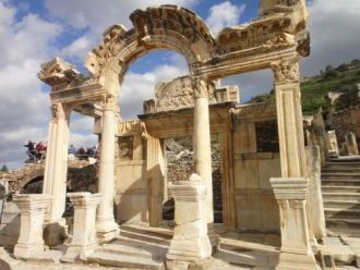Храм Адрианы – был построен в 135 году н