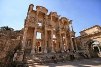 В Эфесе сохранилось  много исторических 