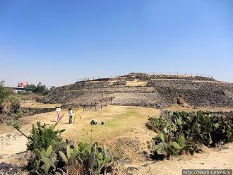 Со стороны парка построен пологий подъем