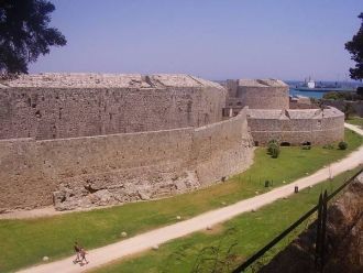 Сегодня стена Родосской крепости считает