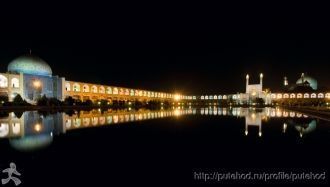 Мечеть имама Али ночью в подсветке.