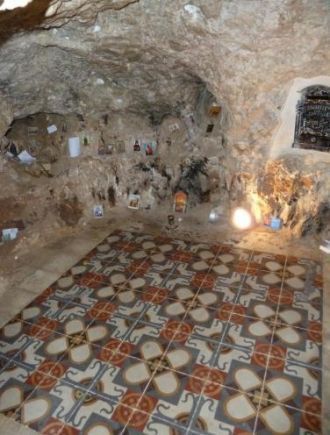 В пещере монастыря Искушения.