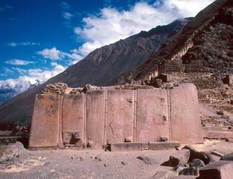 Монолитная стена недосроенного храма Сол