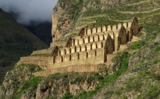 Древние руины зданий в Ольянтайтамбо.