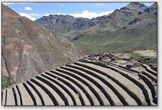 Вид на склоны гор с остатками древних ру