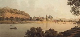 Вдалеке виднеется замок Пильниц (1800 го