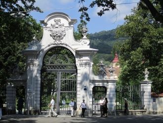 Ко дворцу от ворот ведет прямая аллея, з