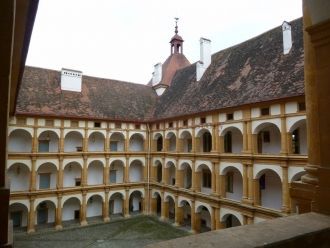 Архитектор мастерски включил средневеков