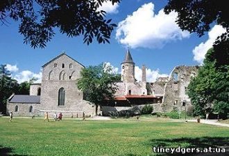 Близ замка епископ Герман фон Буксгевден