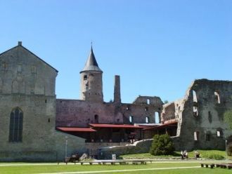 В замке расположен музей с исторической 