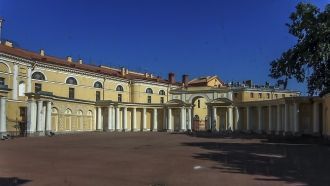 Фасадом дворец выходит на набережную рек