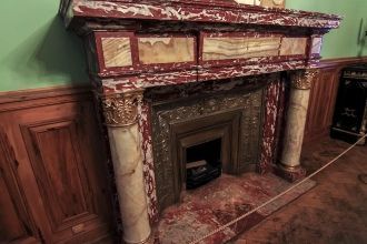 Шикарный камин с колоннами из оникса.   