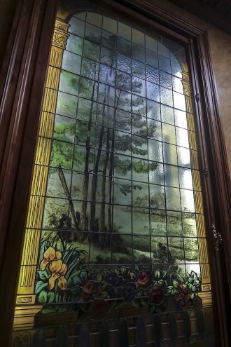 Вместо окон здесь - огромные витражи с п