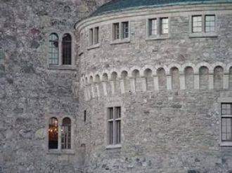 С 1935 года замок Эребру охраняется как 