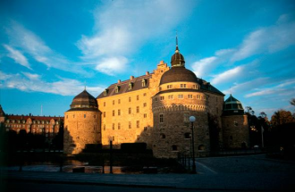 Замок постепенно ветшает. Тем более что 