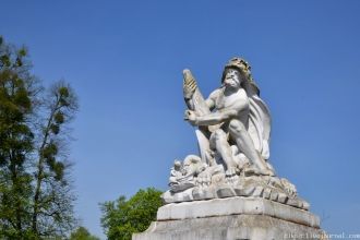 Справа ворота охраняет Геракл, облаченны