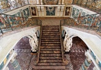 Центральная лестница замка. Она отделана