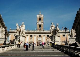 Туристы попадают на площадь в самом цент
