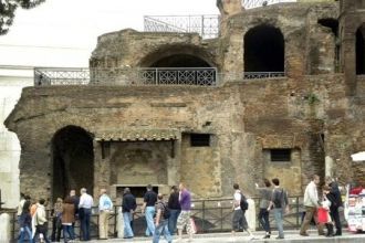 Руины древнеримской инсулы можно увидеть
