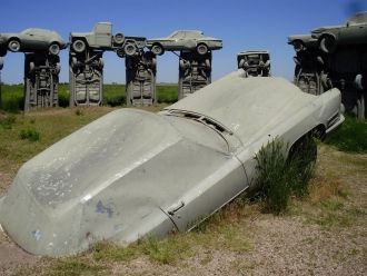 Впечатленный огромными каменными дольмен